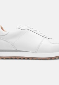Sneaker bianco realizzato in pelle liscia, con punta rotonda, lacci piatti e suola in gomma beige testurizzata con punti di presa.