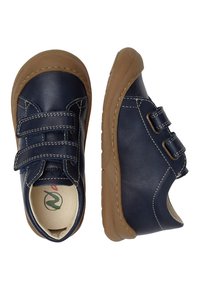 Námořnické modré kožené boty se dvěma nastavovacími pásky, hnědými gumovými podrážkami, bílým prošíváním a zaobleným designem. Interiér zdobí logo na vnitřní stélce.