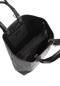 Sac à main noir texturé avec un extérieur en cuir, des éléments en métal doré et une poche intérieure zippée. Design à ouverture supérieure avec deux poignées.