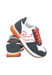 Zapatillas deportivas con parte superior de malla blanca y acentos de ante gris, cordones naranjas y suela de goma texturizada. Logo de Joma en rojo en el talón.