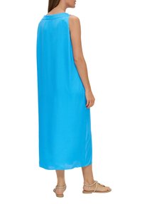 Ärmelloses blaues Maxikleid mit lockerer Passform, aus leichtem Stoff gefertigt. Verfügt über einen runden Ausschnitt und reicht bis zu den Knöcheln.