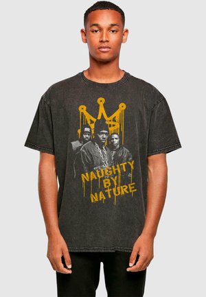 T-shirt noir oversize avec impression graphique de trois figures et d'une couronne en jaune, avec une texture usée et un col rond.