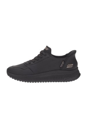 Baskets de sport pour hommes Skechers noires avec fermeture à lacets, semelle texturée et logo discret sur le côté et la languette.