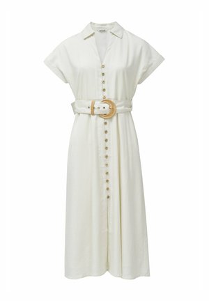 Vestido de manga corta abotonado en tela blanco roto, con un cinturón en la cintura que tiene una hebilla redonda de oro texturizado y una falda amplia.