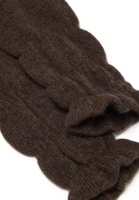 Écharpe en tricot marron avec une texture côtelée et des bords festonnés, fabriquée à partir d'un mélange de laine doux pour la chaleur et le confort.