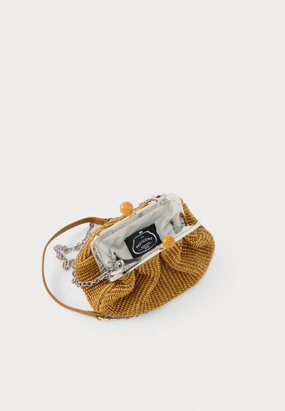 Petit sac à main en tissu tissé marron avec un cadre en argent, des boules de fermeture jaunes, une doublure en tissu rayé et une bandoulière en chaîne et cuir.