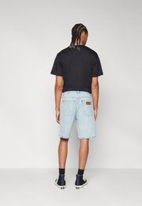 Wrangler FRONTIER - Kratke hlače iz džinsa - light-blue denim