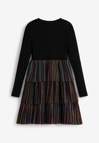 Abito lungo a maniche lunghe nero con gonna glitters a più strati dai colori assortiti, caratterizzata da strisce verticali in diverse tonalità e texture.