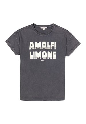 T-shirt en coton gris avec manches retroussées, arborant un texte blanc audacieux "AMALFI LIMONE" et un logo sur le devant. Design simple et décontracté.