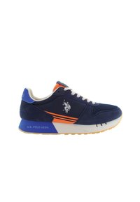 Scarpa da ginnastica blu navy con strisce e logo arancioni, dotata di tomaia in rete e lacci bianchi, esposta su uno sfondo semplice.
