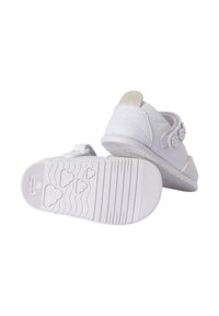 Scarpe sintetiche bianche con suola testurizzata, cinturino in Velcro e design a punta arrotondata. La suola presenta motivi a nuvola per una migliore aderenza.