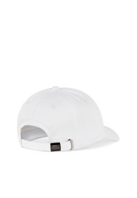 Bílá bavlněná čepice s obloukovým kšiltem, nastavitelným páskem vzadu a kovovým doplňkem. Hladká textura a minimalistický design.