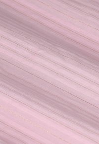 Lichtroze stof met subtiele diagonale strepen en fijne gouden draadjes, die een gestructureerd uiterlijk met een zachte glans creëren.