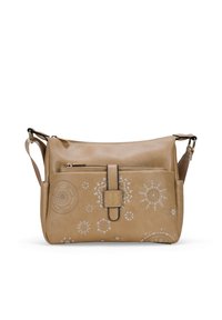 Bolso cruzado de cuero marrón con patrones florales blancos decorativos, bolsillo frontal con cremallera, correa ajustable y detalle de cierre magnético.