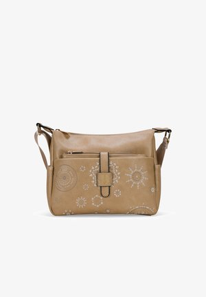 Bolso cruzado de cuero marrón con patrones florales blancos decorativos, bolsillo frontal con cremallera, correa ajustable y detalle de cierre magnético.