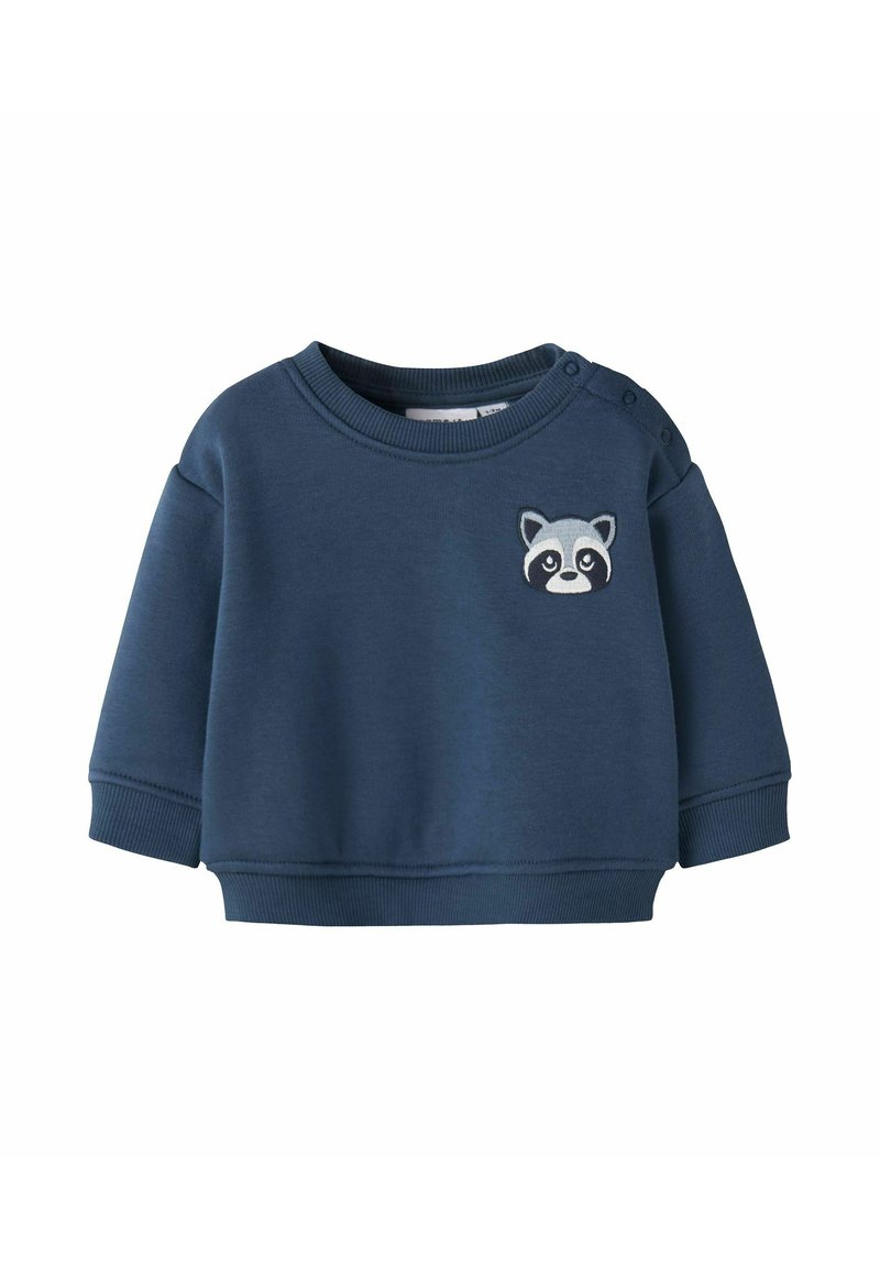 Felpa blu navy realizzata in morbido tessuto, caratterizzata da un collo rotondo, spalle scese e un design ricamato di un procione sulla parte anteriore.