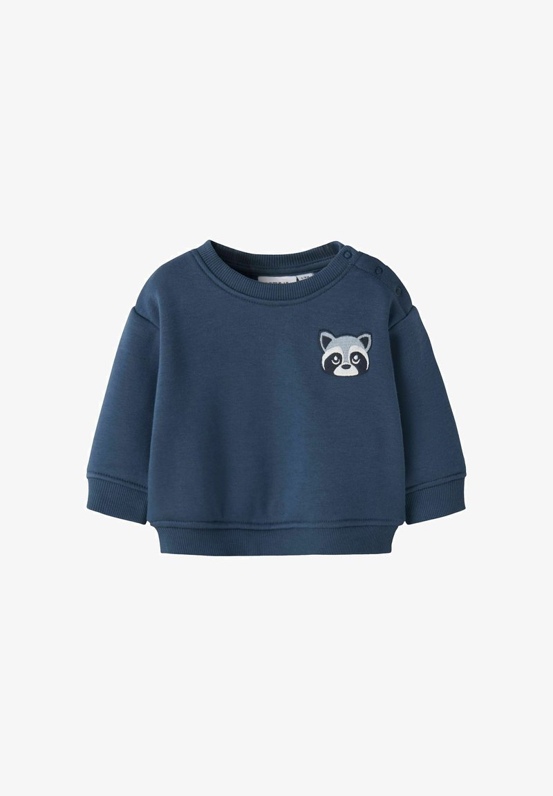 Felpa blu navy realizzata in morbido tessuto, caratterizzata da un collo rotondo, spalle scese e un design ricamato di un procione sulla parte anteriore.