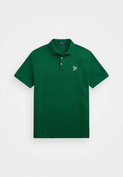 Polo verde realizzato in cotone morbido. Presenta un colletto con due bottoni, maniche corte e un piccolo logo ricamato sul lato sinistro del petto.