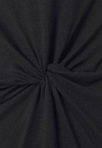 Černý textilní top s vytočeným středovým detailem, hladkou texturou a jemným pružením. Návrh zahrnuje shromážděnou látku, která vytváří vizuální zajímavost.