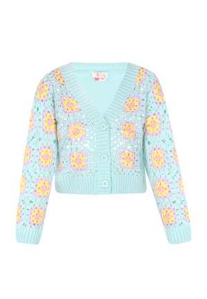 Cardigan lavorato a maglia celeste chiaro con motivi a quadrato fiorito in rosa e giallo, scollo a V e tre bottoni davanti.