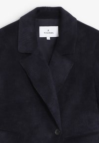 Blazer de pana azul marino con cuello de pico, cierre de un solo botón y tejido acanalado. Etiqueta interior visible. Talla pequeña.