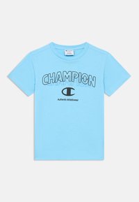 Ανοιχτό μπλε βαμβακερό t-shirt με κοντά μανίκια, με έντονο κείμενο «CHAMPION» και μικρό έμβλημα, στρογγυλή λαιμόκοψη και λεία υφή.