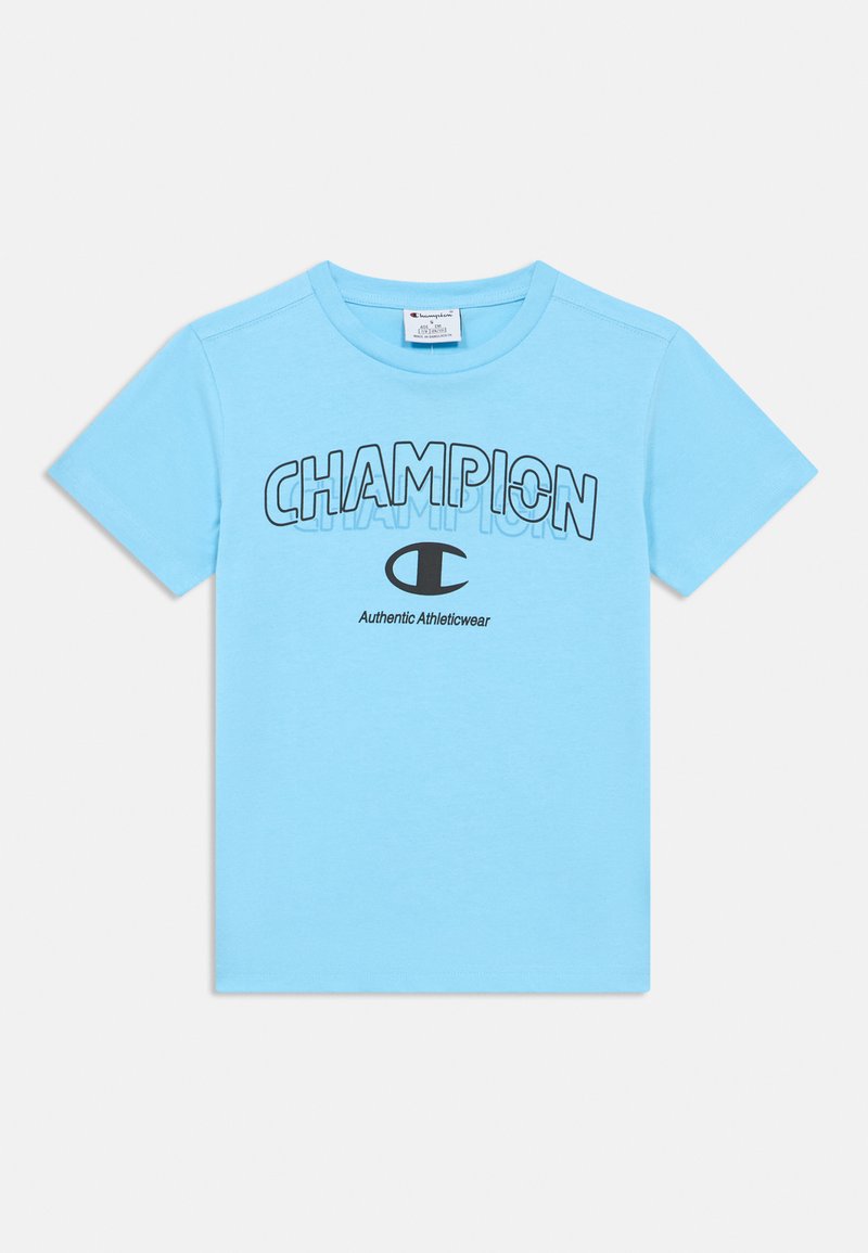 Ανοιχτό μπλε βαμβακερό t-shirt με κοντά μανίκια, με έντονο κείμενο «CHAMPION» και μικρό έμβλημα, στρογγυλή λαιμόκοψη και λεία υφή.