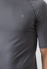 Pier One Sport QUICK DRY SHORT SLEEVE MUSCLE FIT T-SHIRT - T-shirt básica - dark grey