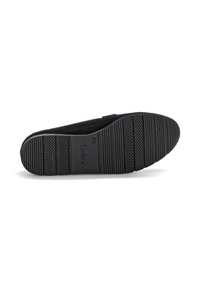 Zwarte suède platte schoen met een rubberen zool. Voorzien van een gestructureerde, patronen onderkant voor grip. Label "Gabor" zichtbaar op de zool.