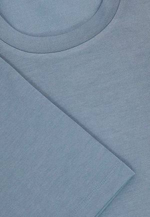 Svetlomodré bavlnené tričko s okrúhlym výstrihom a krátkymi rukávmi, ktoré sa vyznačuje hladkou textúrou a čistými, jednoduchými švami.
