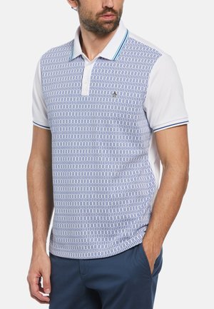 Korte mouwen polo shirt in wit en blauw, met een geometrisch patroon, kraag met een knop, en contrasterende details op de schouders en mouwen.