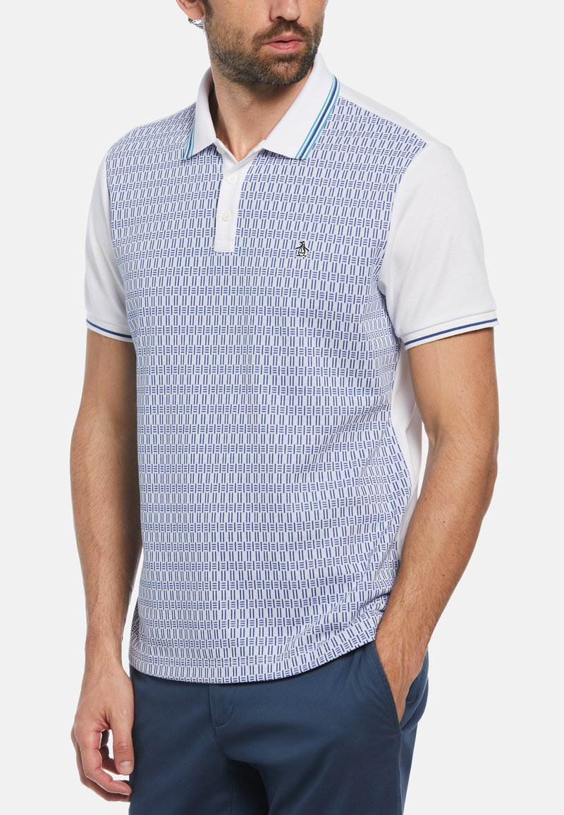 Kurzarm-Poloshirt in Weiß und Blau, mit einem geometrischen Muster, Kragen mit Knopf und kontrastierenden Details an Schulter und Ärmeln.