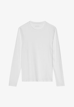 Camiseta blanca de manga larga, hecha de un tejido suave, con un escote redondo y un diseño liso sin patrones ni acentos visibles.