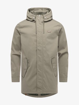 Beige regenjas voor heren met capuchon, voorzien van een ritssluiting aan de voorkant, drukknopen, twee schuine zakken aan de voorkant en verstelbare trekkoorden aan de capuchon.