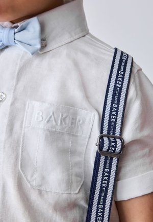 Kind draagt een wit overhemd met geborduurde "BAKER" zak, lichtblauwe vlinderdas en donkerblauwe bretels met de tekst "BAKER BY TED BAKER".
