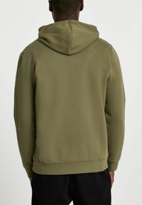 Felpa con cappuccio verde oliva dal texture morbido, polsini e orlo a coste, e tasca a marsupio sul davanti. Design semplice e informale.