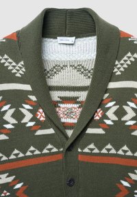 Grüner gestrickter Cardigan mit Schalkragen, der ein geometrisches Muster in Creme, Rot und Orange aufweist. Enthält schwarze Knöpfe und einen strukturierten Stoff.