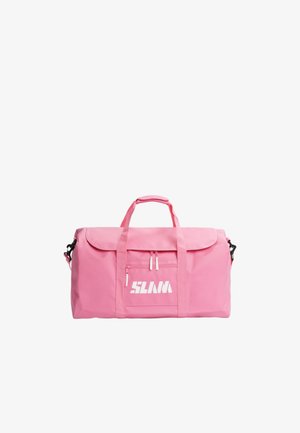 Bolsa de deporte SLAM rosa con asas superiores, enganches para la correa del hombro y un bolsillo delantero con cremallera sobre fondo blanco.