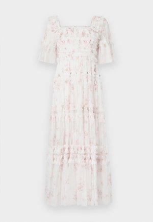 Biała sukienka midi z różowymi kwiatowymi wzorami, marszczonym gorsetem, falbankowymi rękawami oraz warstwową spódnicą z poziomymi falbankami i przezroczystą teksturą.