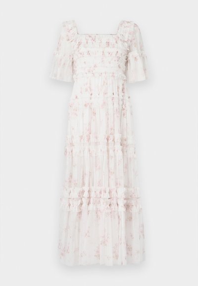 Biała sukienka midi z różowymi kwiatowymi wzorami, marszczonym gorsetem, falbankowymi rękawami oraz warstwową spódnicą z poziomymi falbankami i przezroczystą teksturą.