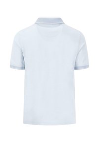 Lyseblå polo-skjorte med korte ermer, klassisk krage, subtil teksturert stoff, med kontrasterende lyse detaljer langs ermene og kragen.