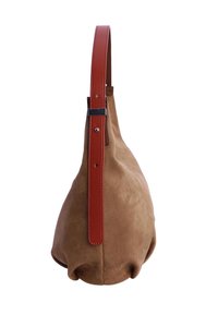 Bolso de ante color tabaco con superficie texturizada, que cuenta con una correa de hombro de cuero rojo en contraste y una silueta curva y suave.