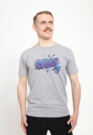 Szary bawełnowy t-shirt z graficznym wzorem zawierającym słowo "SPLAT!" w kolorze fioletowym i niebieskim, otoczone niebieskimi detalami w postaci plam farby.
