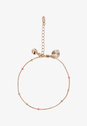 Delikatna złota bransoletka z łańcuszkiem, z małymi kolorowymi koralikami rozmieszczonymi równomiernie, z zapięciem typu karabińczyk, regulowanym łańcuszkiem i dwoma złotymi zawieszkami.