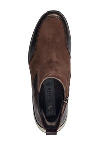 Braune Wildleder-Ankle Boots mit schwarzen Lederakzenten, elastischen Seitenpaneelen, Reißverschlussdetails und texturiertem Kunstlederabsatz; gestepptes Design.