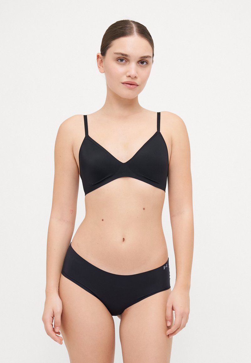 Fekete bikini szett, V-nyakú bralette vékony pántokkal és hozzá illő, alacsony derekú alsókkal, sima, rugalmas anyagból készült.