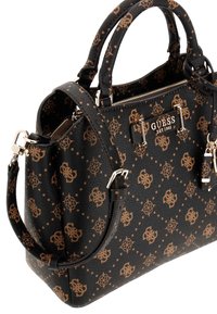 Borsa a mano sintetica nera con motivo logo marrone, manici superiori doppi e tracolla removibile; presenta dettagli in metallo dorato e chiusura con zip.