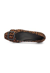 Zapato plano con estampado de leopardo y textura de ante, con puntera cuadrada y un gran hebilla negra. El interior está hecho de un material negro suave.