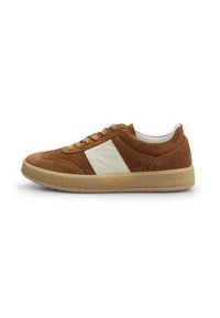 Sneaker in suede marrone con pannello laterale in pelle bianca, punta arrotondata e suola in gomma tan imbottita; presenta lacci marroni e collo imbottito.