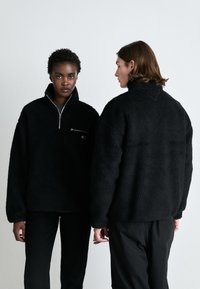 Tommy Jeans BADGE ZIP UNISEX - Flisinis džemperis - black
